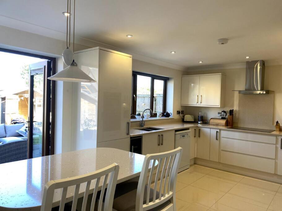 Stylish Contemporary Seaside Holiday Home With 5 Bedrooms, Sea View, Parking And Ev Point Herne Bay Εξωτερικό φωτογραφία